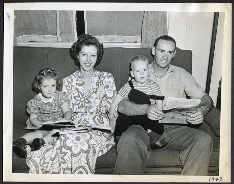 1943 Joe Gordon & Family Wire Photo