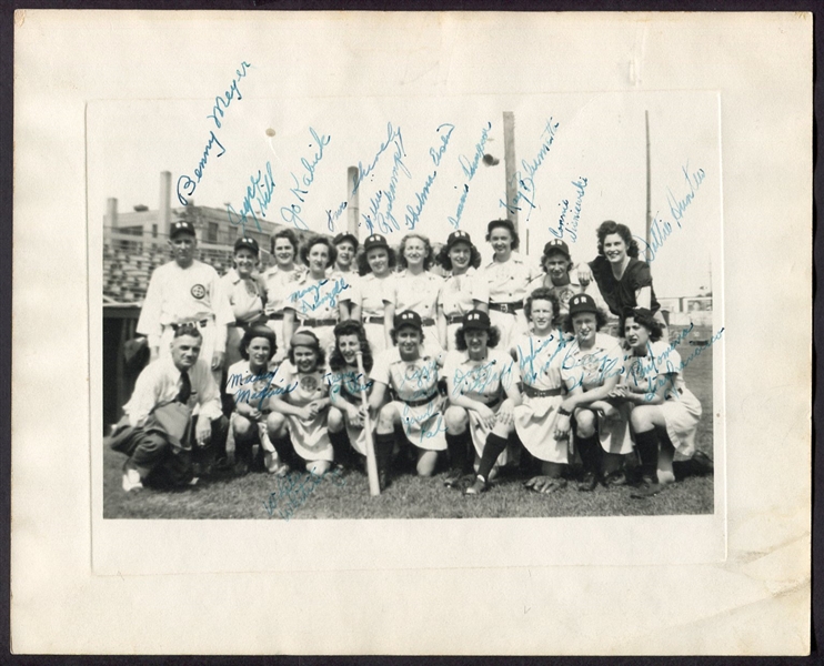 1945 Grand Rapid Chicks Autographed Team Photo JSA Certified